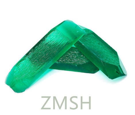 Émeraude vert saphir pierre précieuse brute fabriquée en laboratoire pour des bijoux exquis
