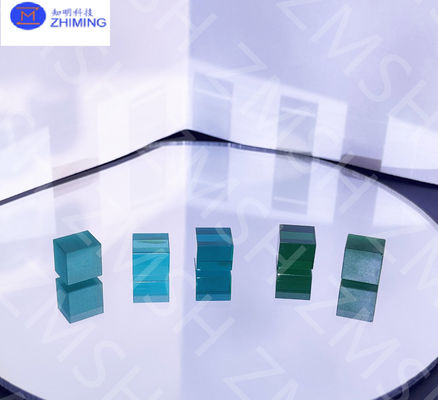 Saphir pierre précieuse matières premières laboratoire fabriqué vert olive menthe douce vert émeraude vert pour bijoux