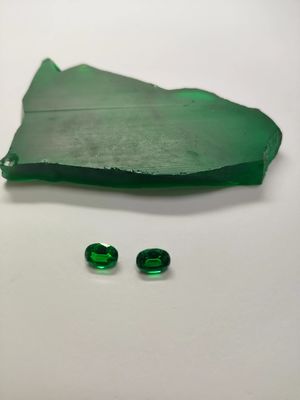 Saphir pierre précieuse matières premières laboratoire fabriqué vert olive menthe douce vert émeraude vert pour bijoux