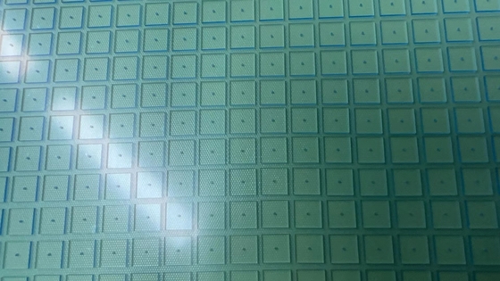 Bon prix Trous de poinçonnage UV de plat de verre de quartz/borosilicate 4,4 x 4,4 x 0.5mmt en ligne