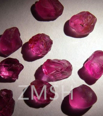 Des pierres précieuses crues en saphir avec une dureté de 9 diamants