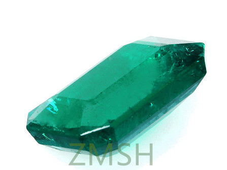 Émeraude vert saphir pierre précieuse brute fabriquée en laboratoire pour des bijoux exquis