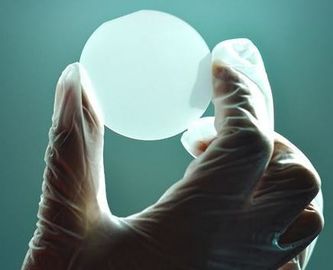 Bon prix la gaufrette HVPE de nitrure de gallium de 5x5/10x10 millimètre libèrent le calibre debout de puce industriel en ligne