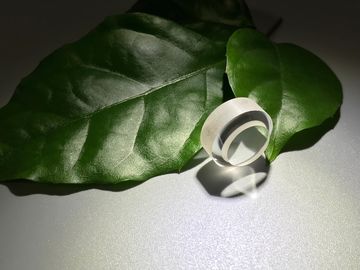 Bon prix verre fait sur commande de saphir d'épaisseur de 5mm avec le trou pour la pièce d'Assemblée d'équipement en ligne