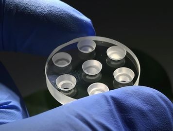 Bon prix Pièce en verre de système optique de saphir rond avec la conduction thermique de haute de trou d'évier en ligne
